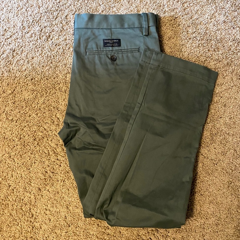 Men’s Banana Republic chino dress pants